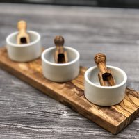 Prieskonių trio ant alyvmedžio padėklo „7in1“, Keramika, Alyvmedis – Paveikslėlis 18